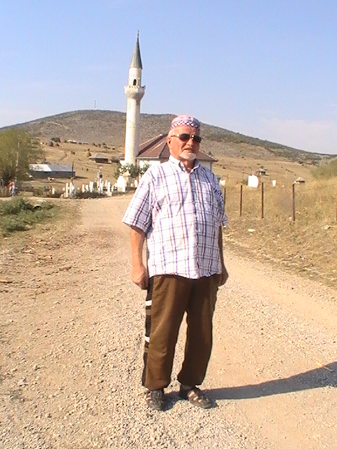 8.-Hadži-Kambo-Hukić-ispred-najstarije-pešterske-džamije-u-selu-Uglu-3.9.2012