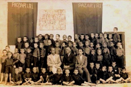 Nxënëst e shkollës " Naim Frashëri " në pazarin e Ri, 1942