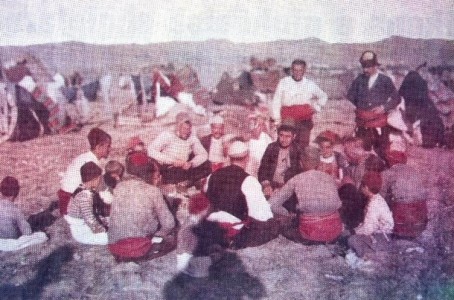 Shqiptar të ikur nga ushtria serbe në Selanik (pushojnë)