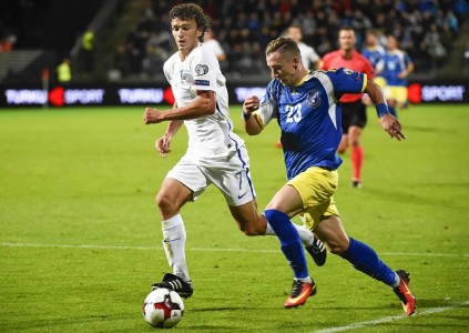 epa05526160 Bernard Berisha (R) of Kosovo in action against Roman Eremenko (L) of Finland during the FIFA World Cup 2018 qualifying soccer match between Finland and Kosovo at the Veritas stadium in Turku, Finland, 05 September 2016. Kosovo played their first FIFA World Cup qualifier in Turku.  EPA/MARKKU OJALA FINLAND OUT