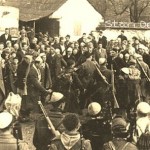 Aqif Blyta  në mes  duke iu dëshiruar mirëseardhje vllëzërve  nga Kosova