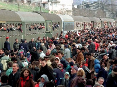 An overcrowded train in Pristina picks up numerous refugees fleeing Kosovo in this April 1, 1999 file photo. Almost nine years since NATO went to war to save Kosovo���s ethnic Albanians, the breakaway Serbian province is expected to declare independence on Sunday, February 17, 2008, facing down Serb and Russian opposition with the backing of Western powers who see no alternative.    REUTERS/Goran Tomasevic/Files   (SERBIA)