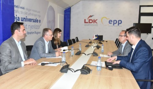 Kosovo_Pregovaracki_timovi_LVV_i_LDK_na_sastanku